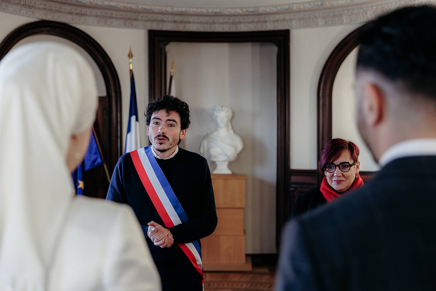 Les mariés devant l'adjoint au maire de Conflans-Sainte-Honorine dans les Yvelines