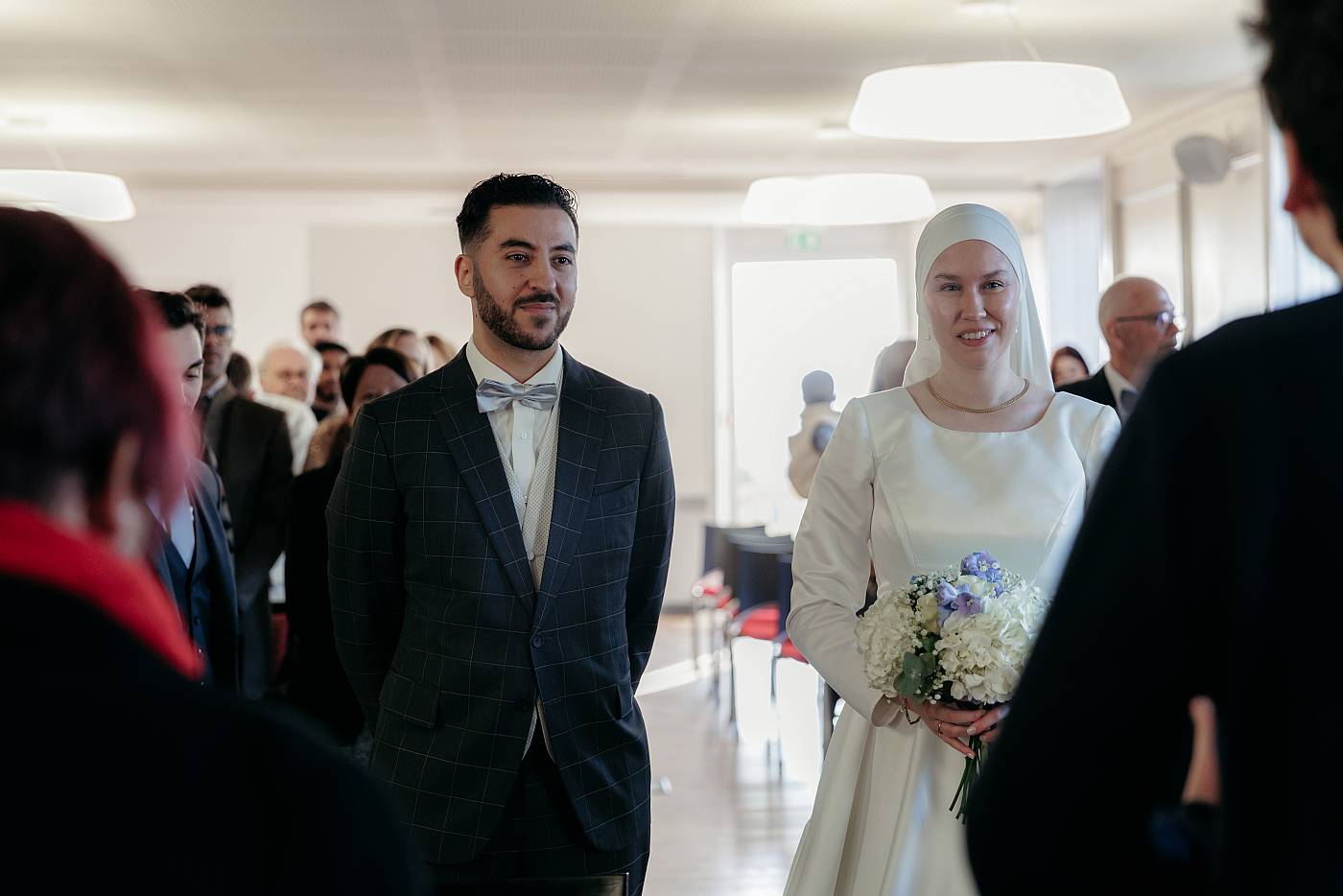 Les mariés se préparent à se dire "oui"