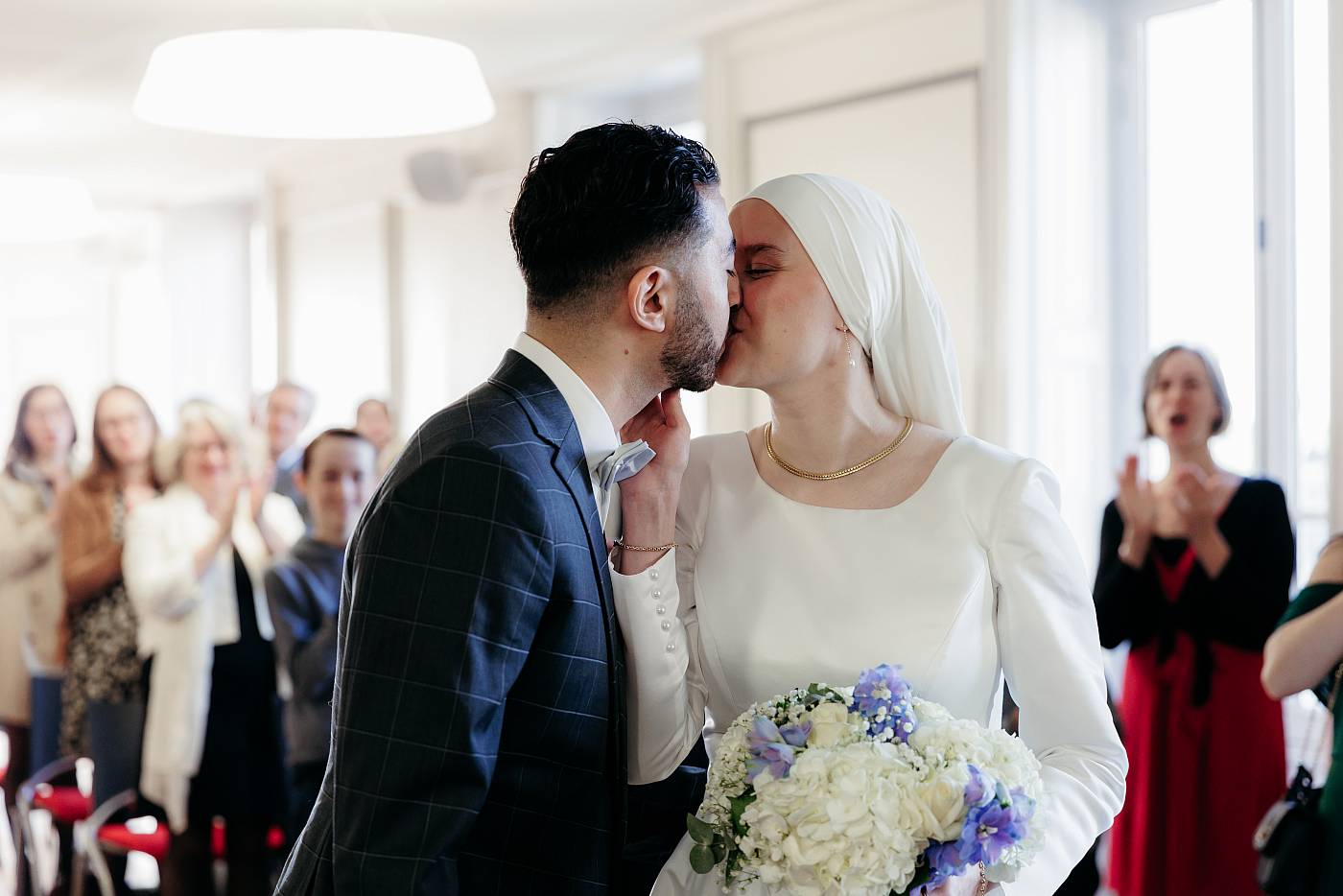 Le baiser des mariés avec l'échange des consentements