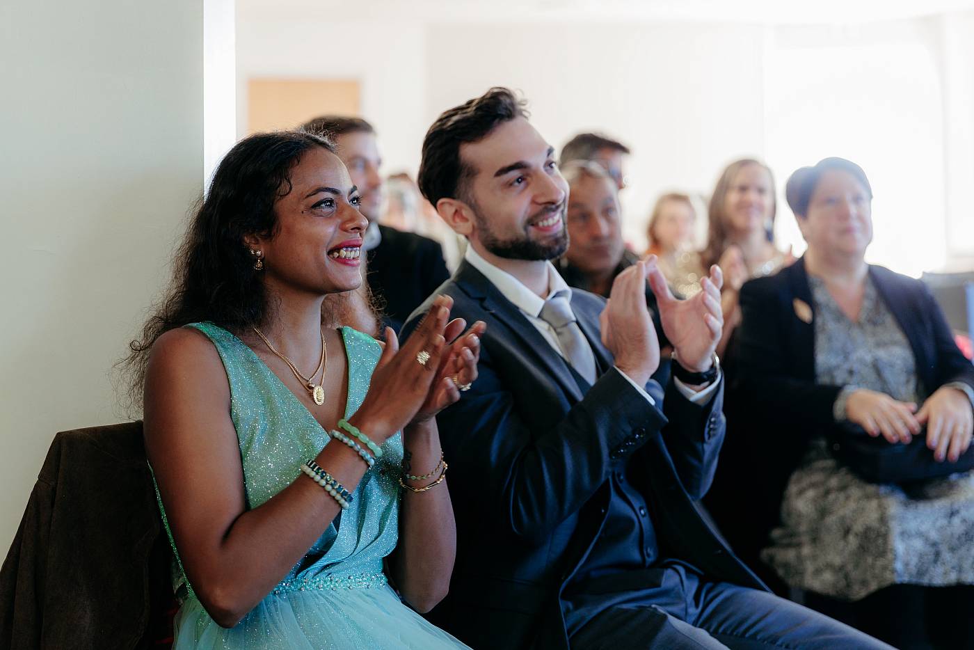 Les invités applaudissent les jeunes mariés