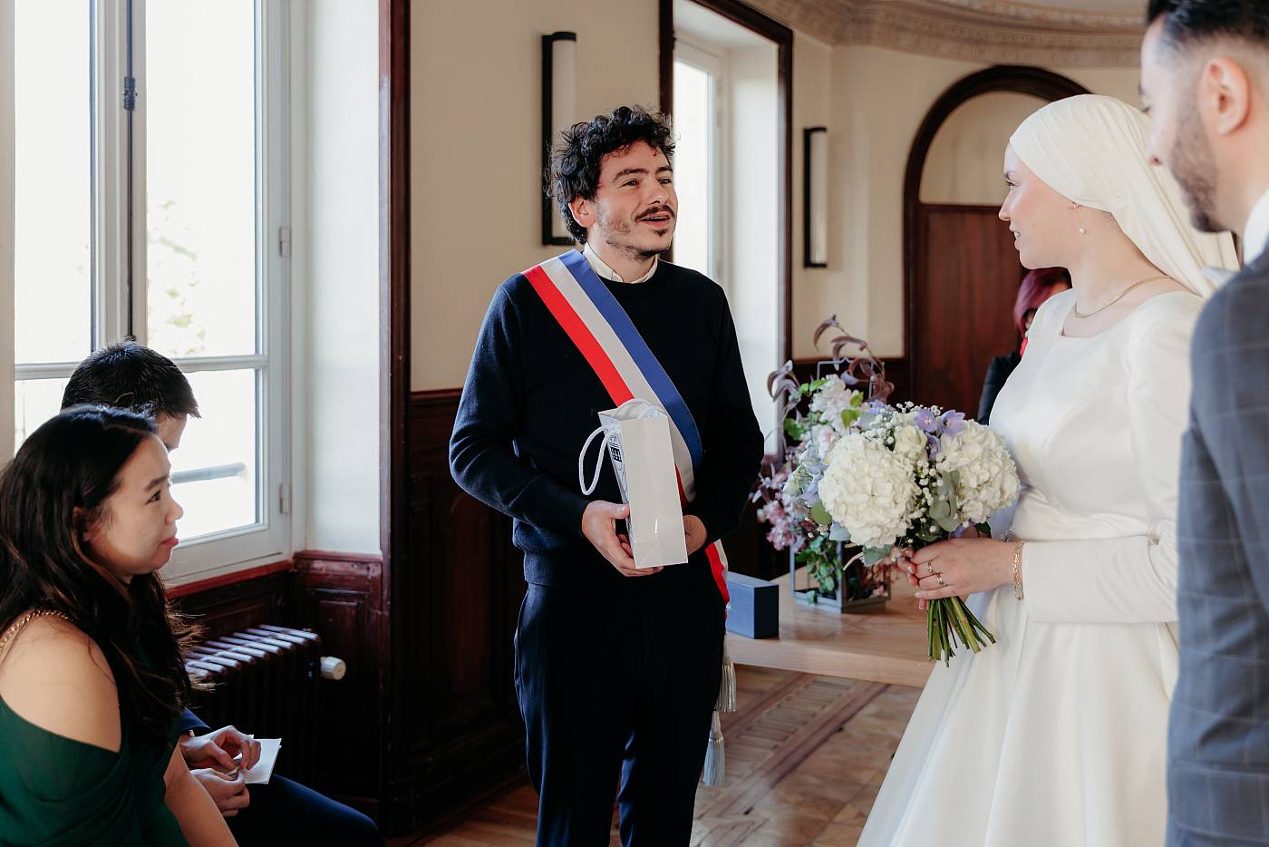 L'adjoint au maire remet des cadeaux aux mariés