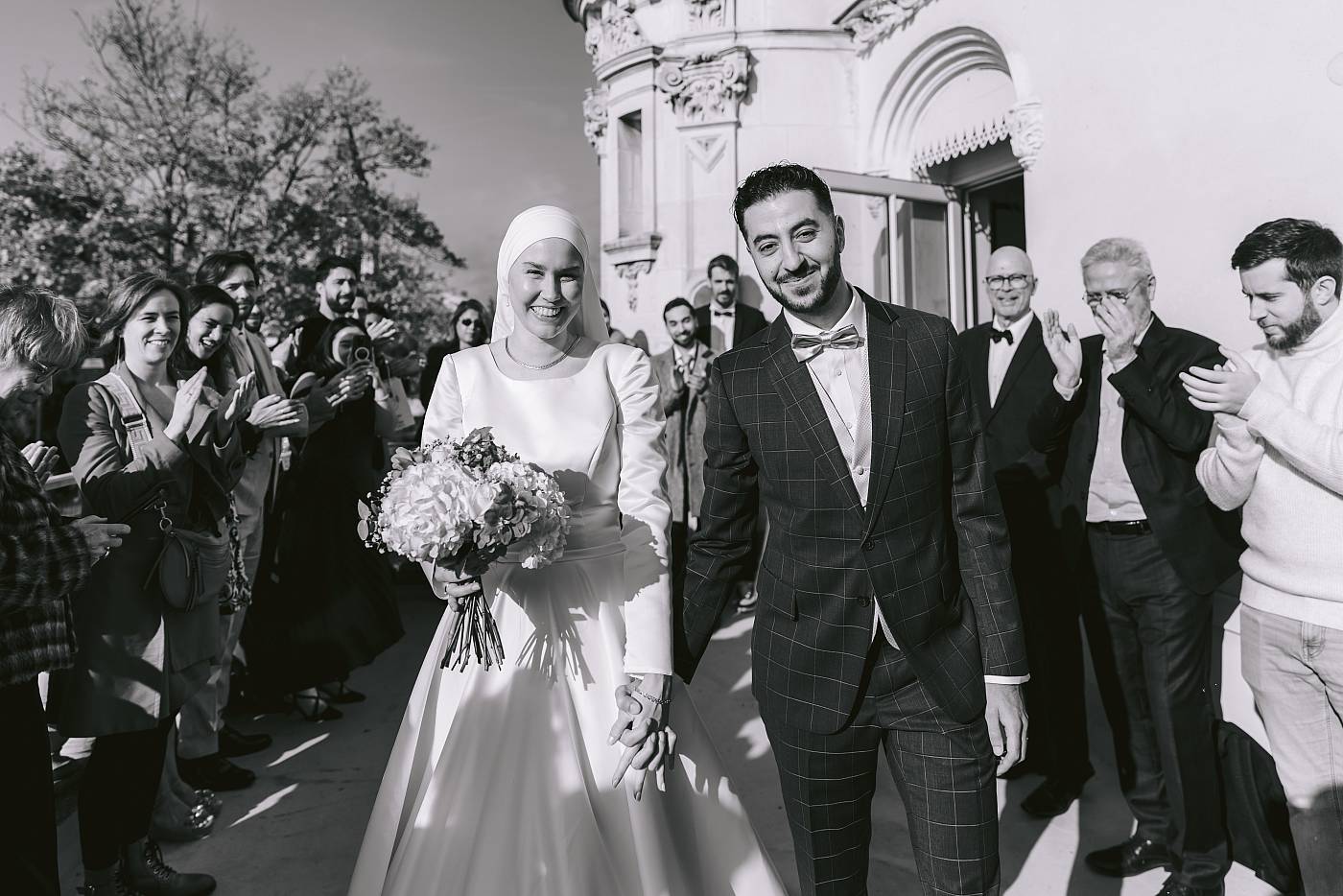 La sortie des mariés sous un tonnerre d'applaudissements