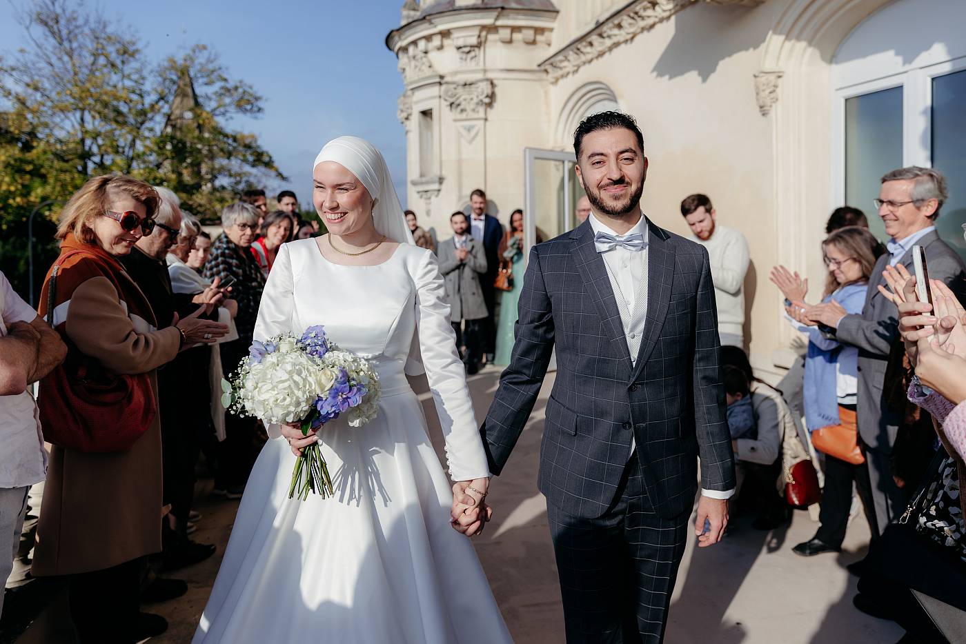 Les mariés sortent de la salle des mariages de Conflans-Sainte-Honorine