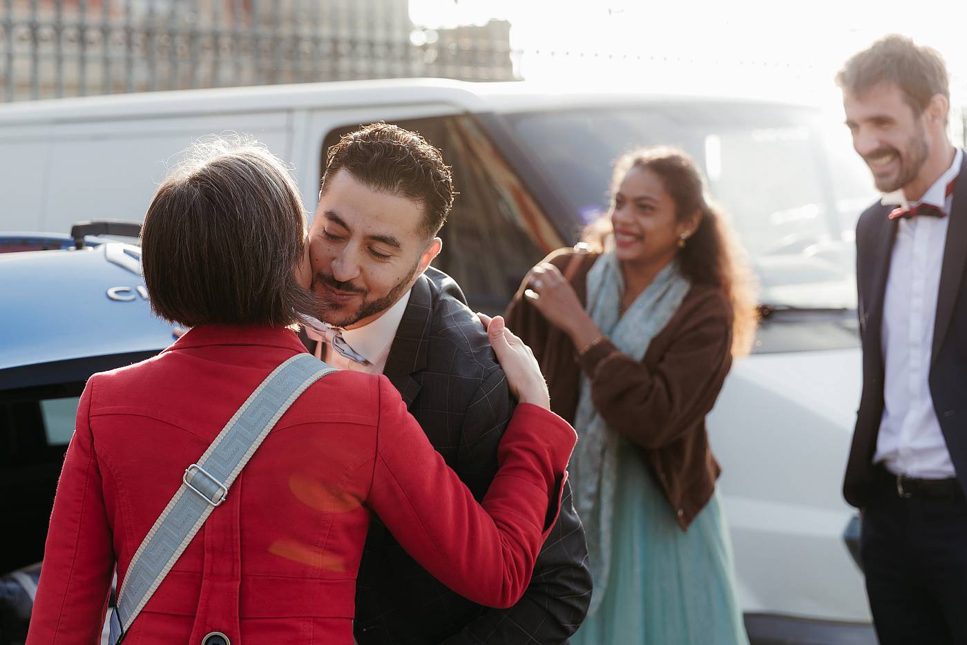 Le marié embrasse ses invités