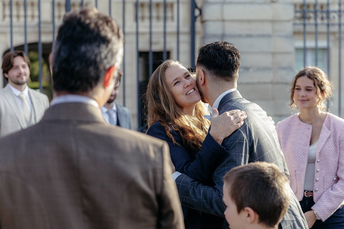 Les invités accueillent le marié