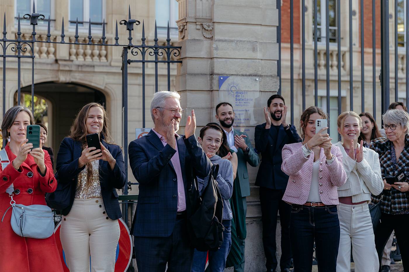 Les invités applaudissent la mariée
