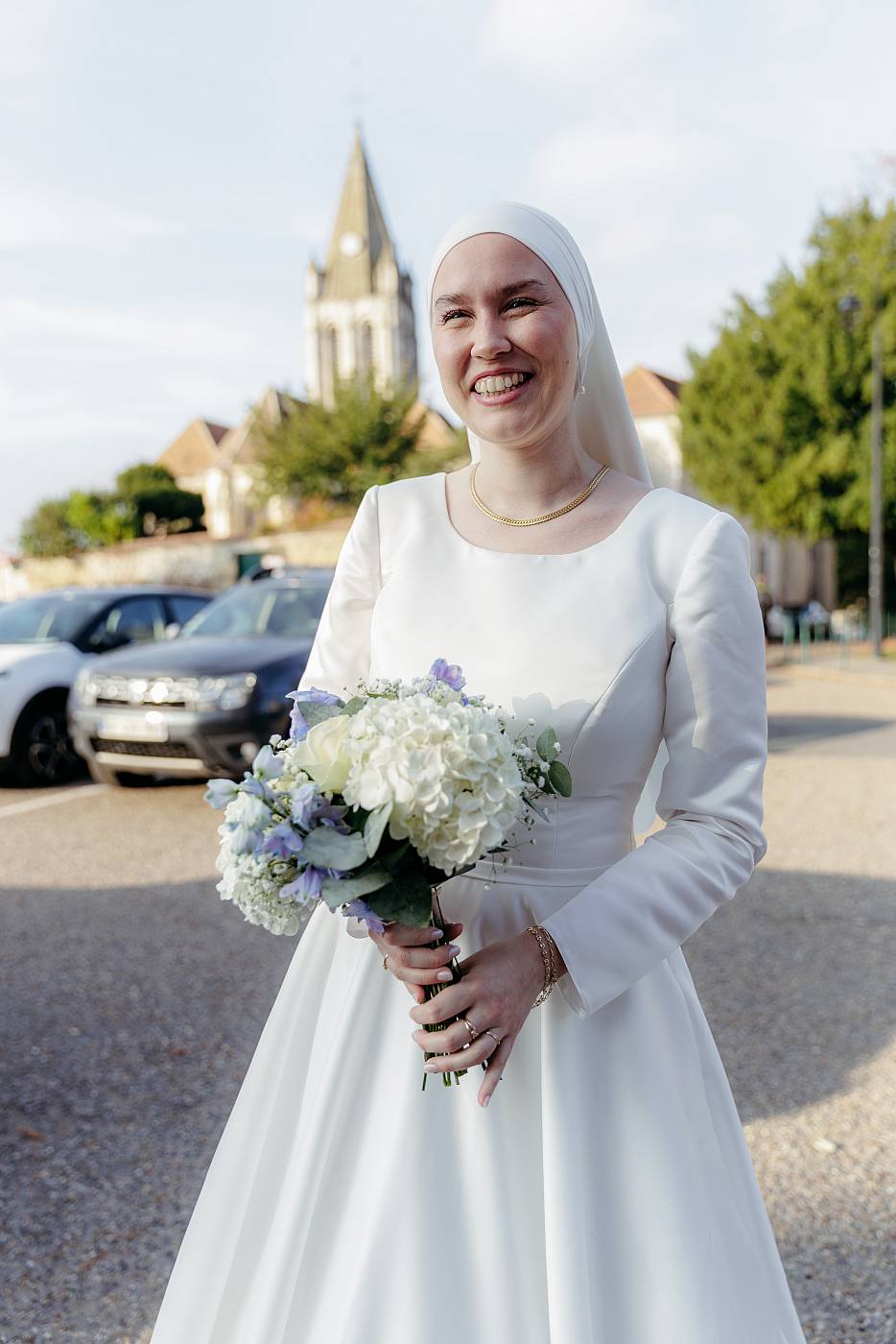 La mariée devant le château du prieuré