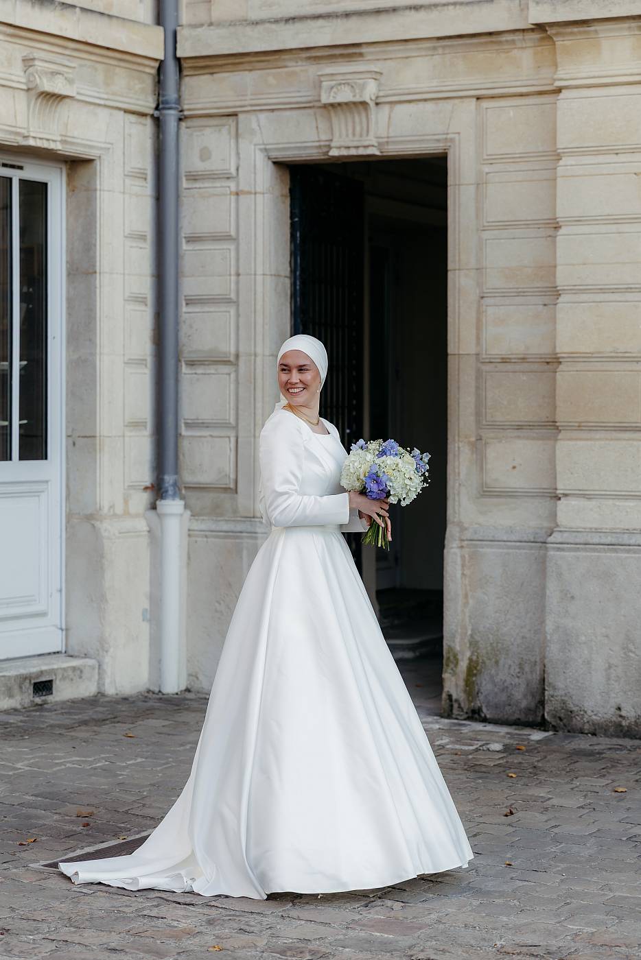 La mariée se prépare à rejoindre la cérémonie