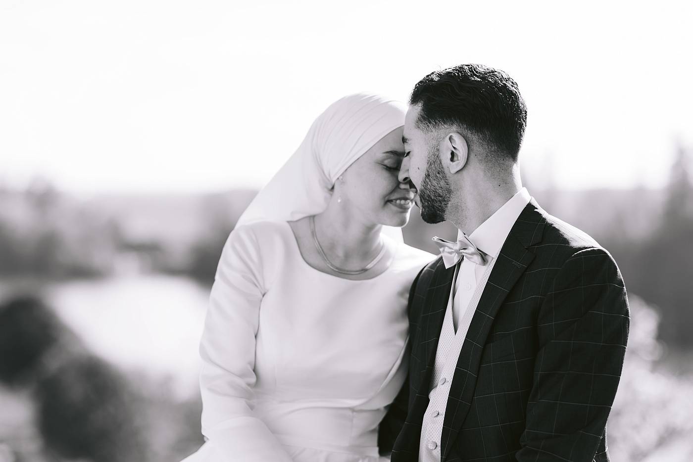 Gros plan des mariés partageant un moment de tendresse