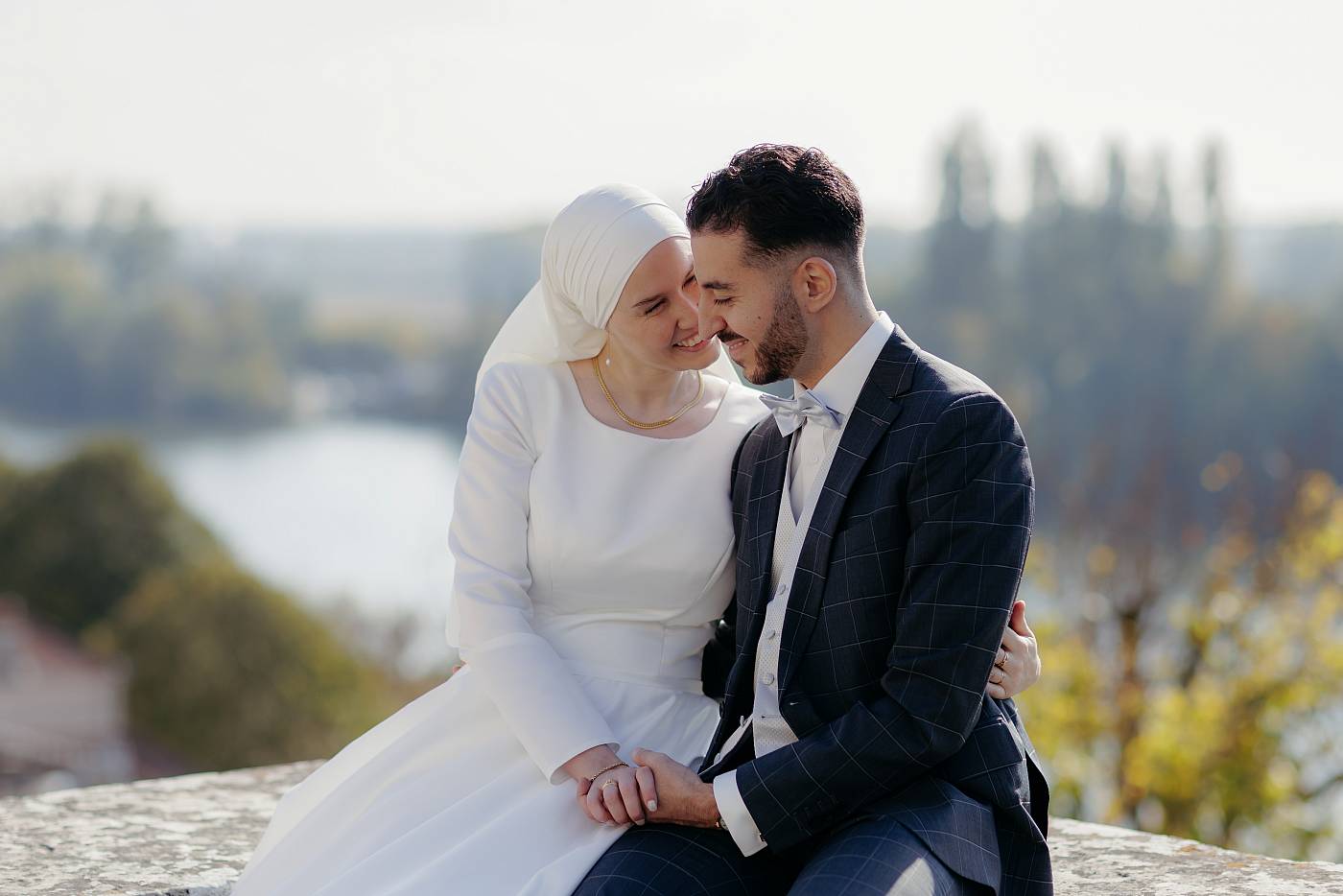 Le rire des mariés dans un bel endroit des Yvelines