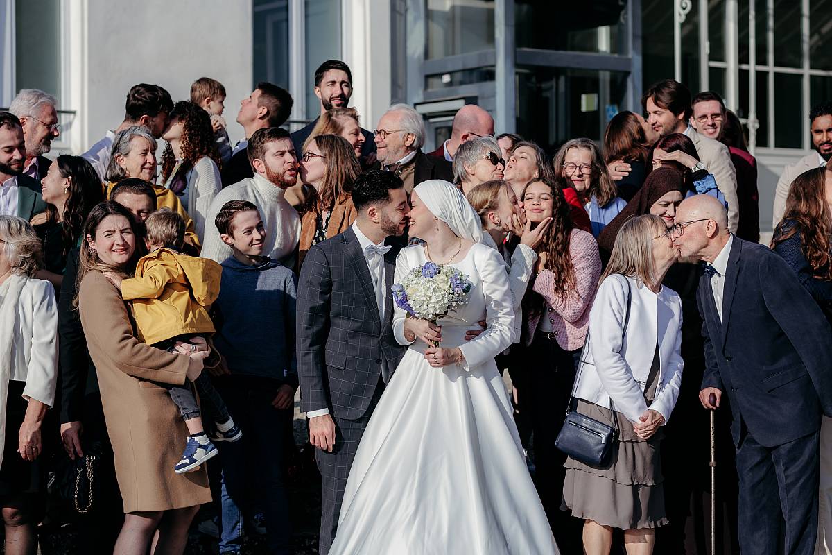 Les mariés et tout le groupe s'embrassent