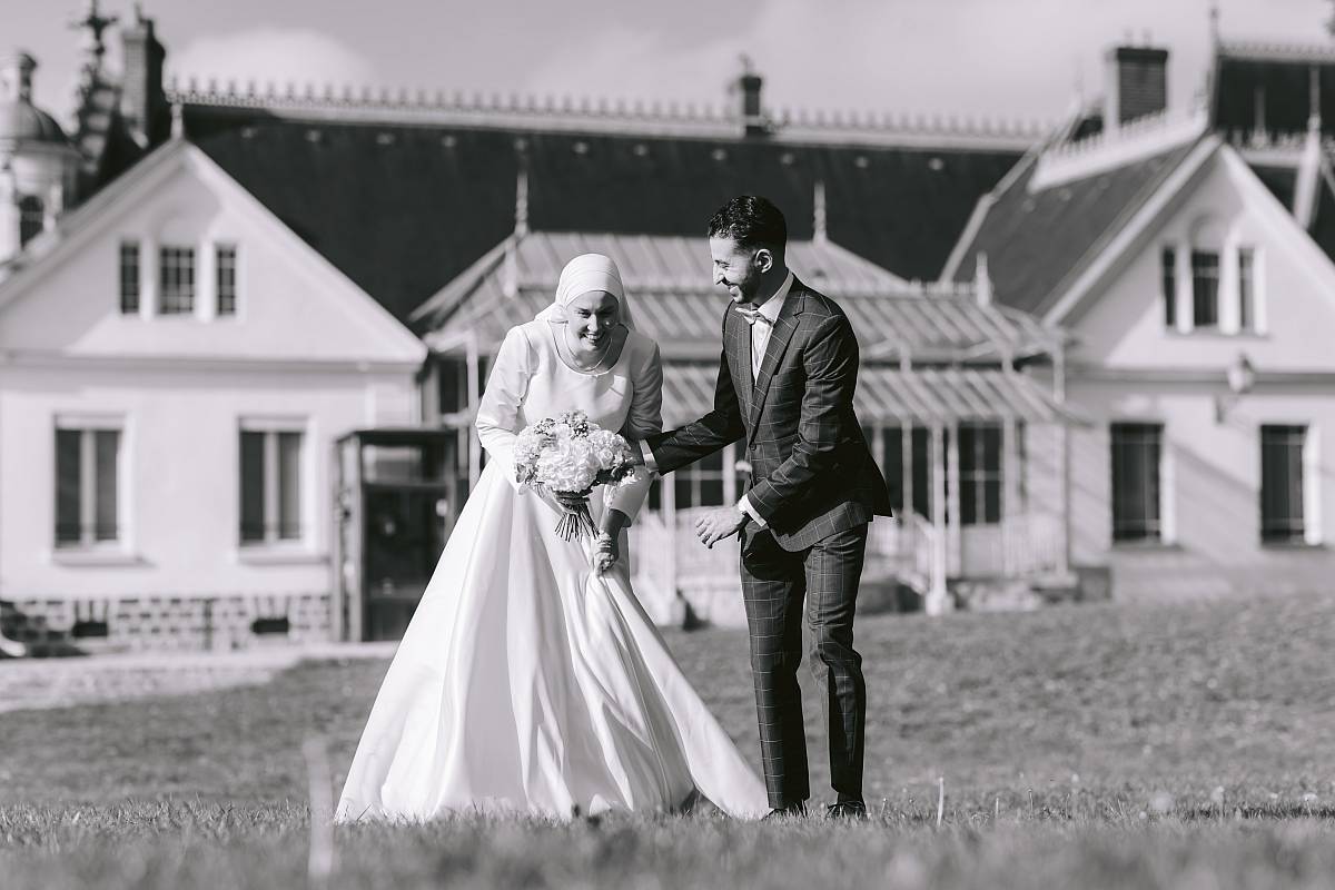 Séance photo de couple devant la façade du château de Conflans-Sainte-Honorine