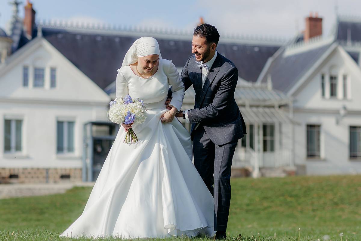 Les mariés s'amusent pendant la séance photo de couple