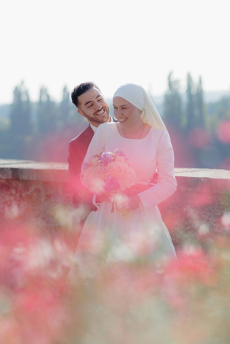 Les mariés s'amusent pendant la séance photo de couple