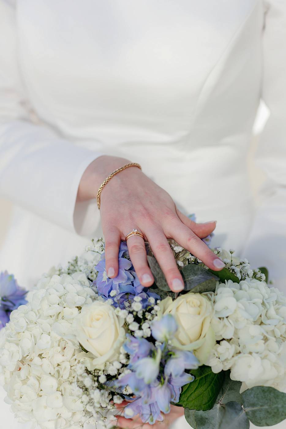 L'alliance et le bouquet de la mariée