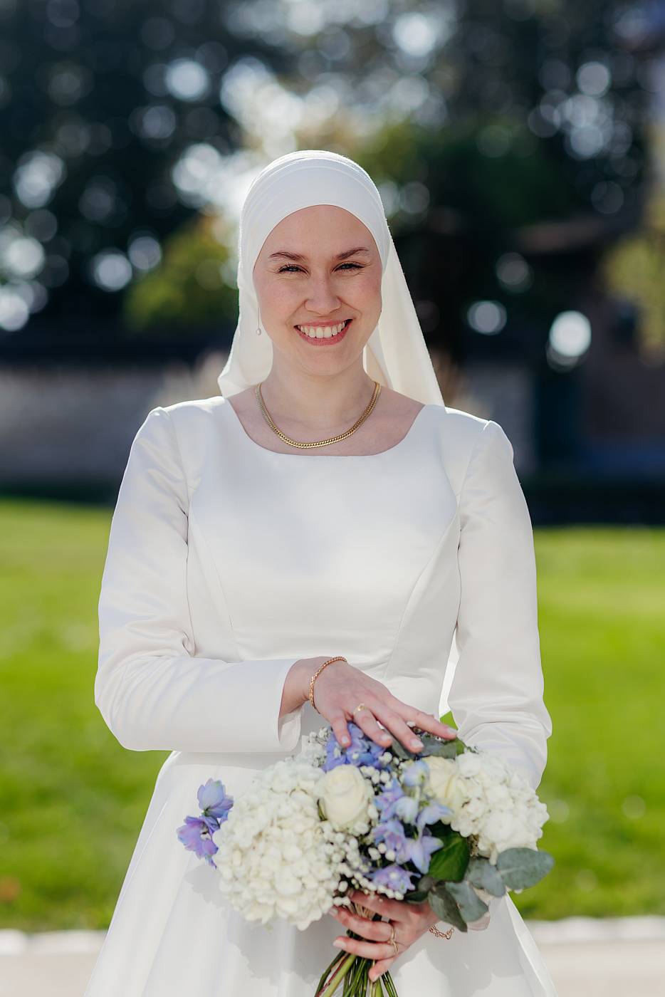 Plan américain de la mariée avec son bouquet et son alliance