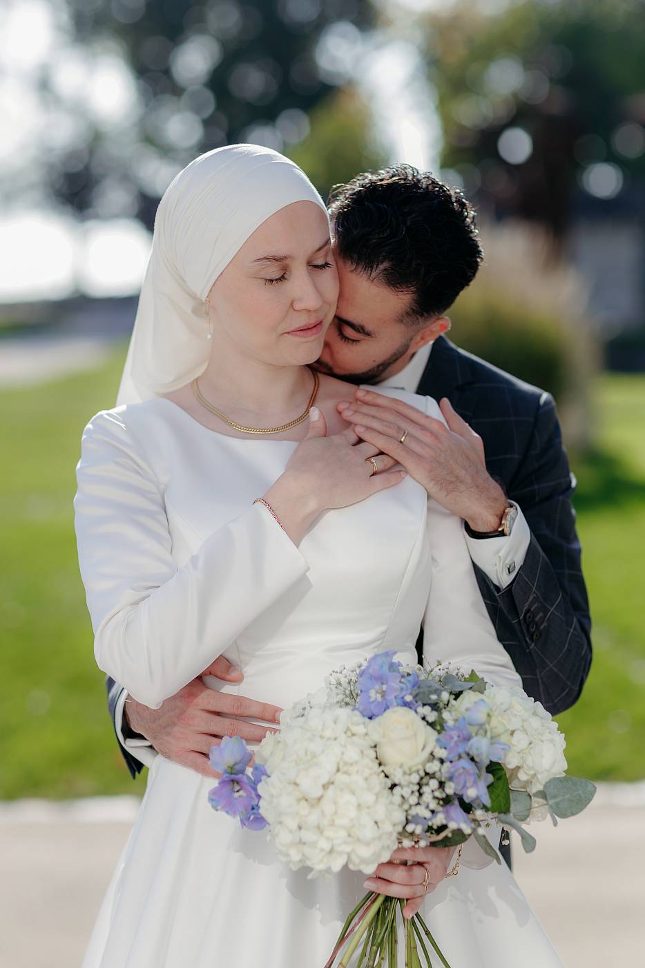 Les mariés partagent un moment de tendresse lors des photos des détails