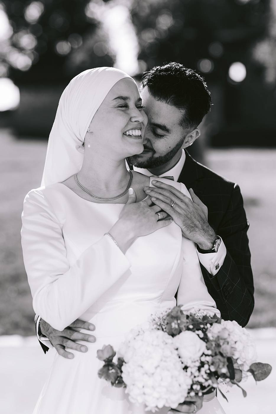 Petit moment complice entre les mariés