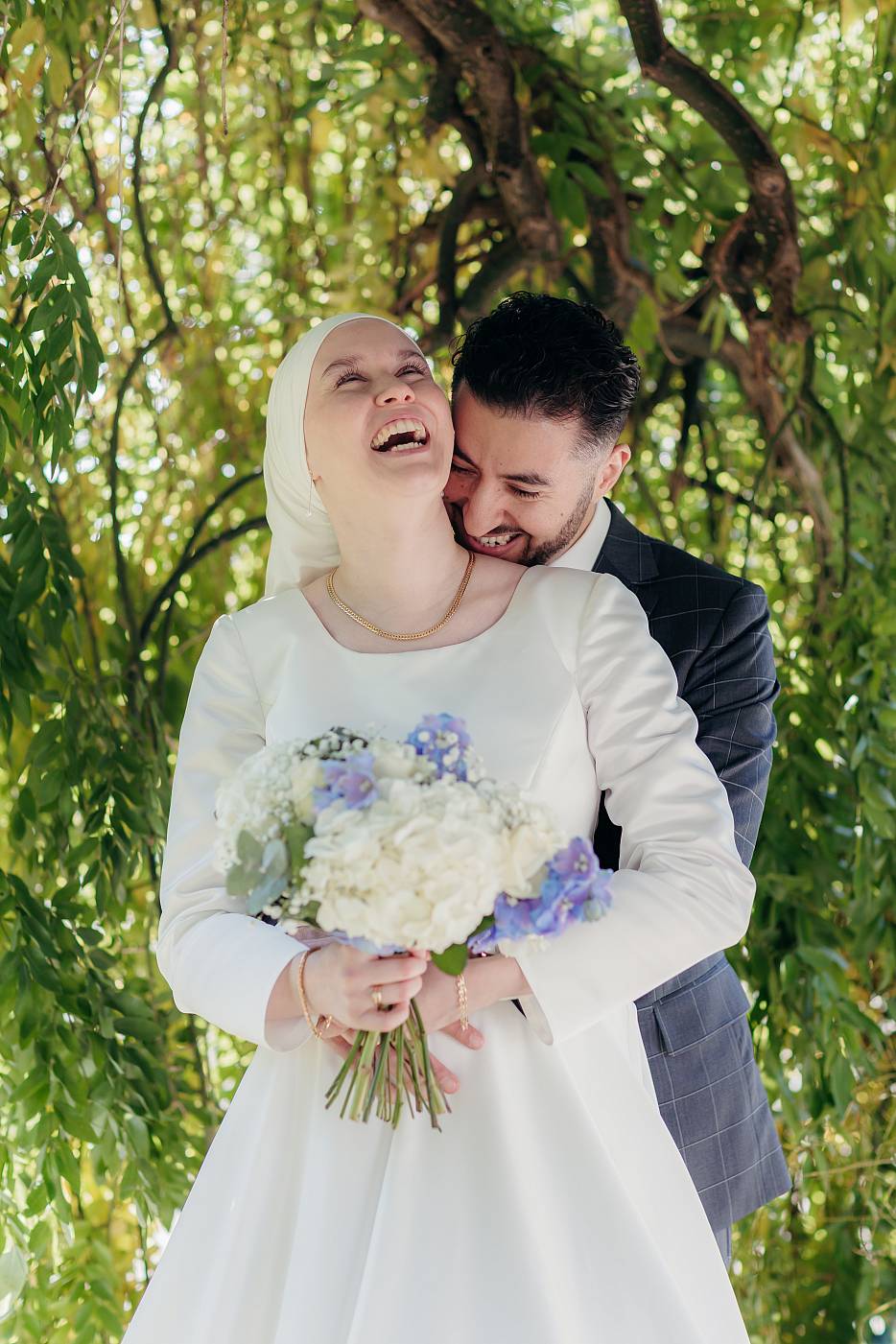 Fou-rire des mariés sous le saule pleureur