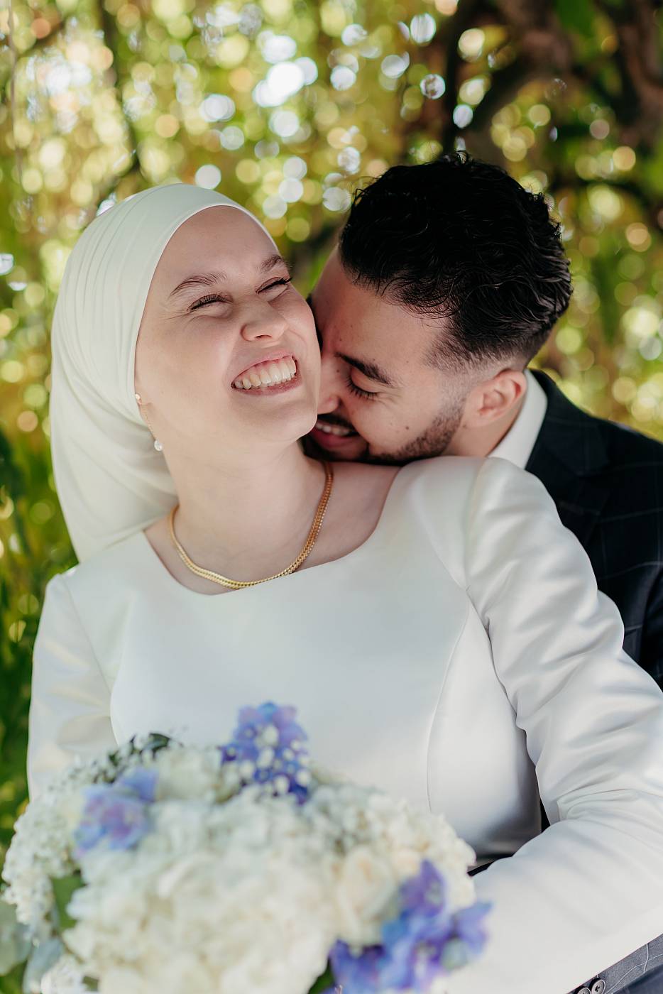 Le marié embrasse la mariée dans cou