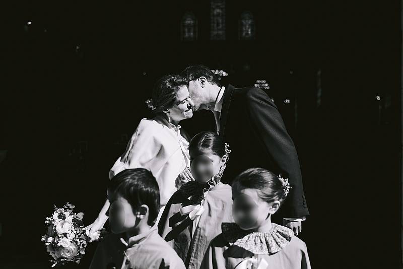 Les mariés à la sortie de l'église dans les Yvelines