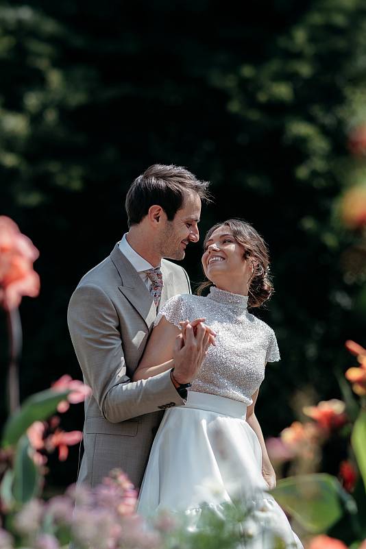 Les mariés entouré de fleurs dans un parc des Yvelines
