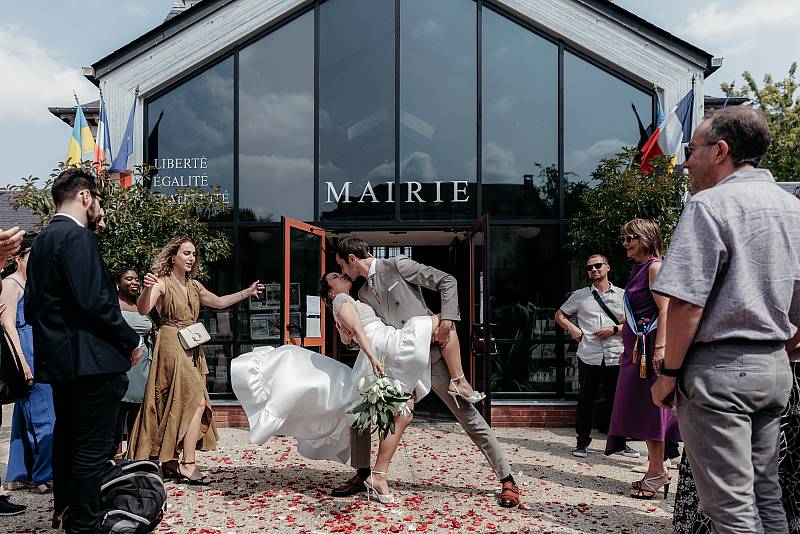 Sortie de la mairie en fanfare