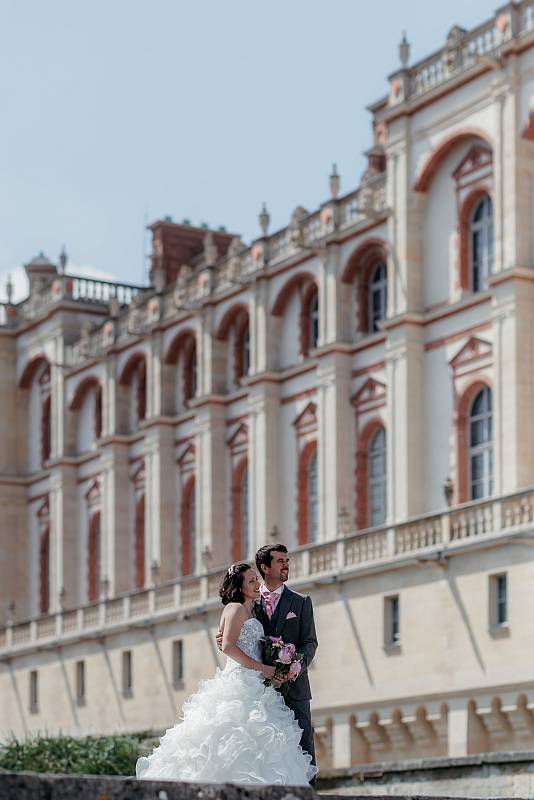 Les mariés posent devant le château de Saint-Germain-en-Laye dans les Yvelines