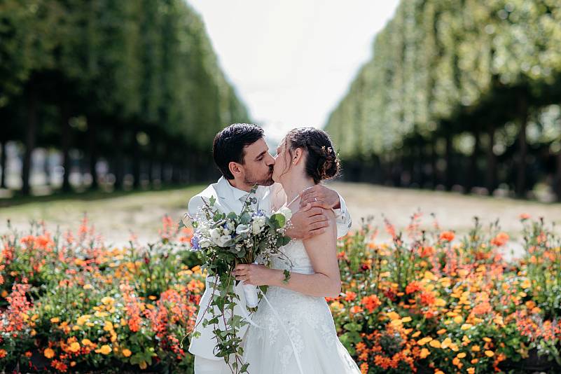 Les mariés devant un parterre de fleurs dans les Yvelines