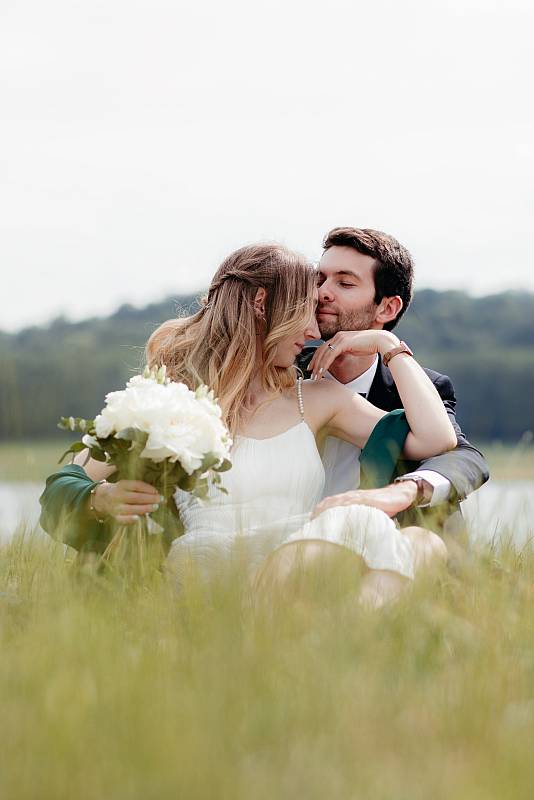 Les mariés dans les jardins de Versailles dans les Yvelines