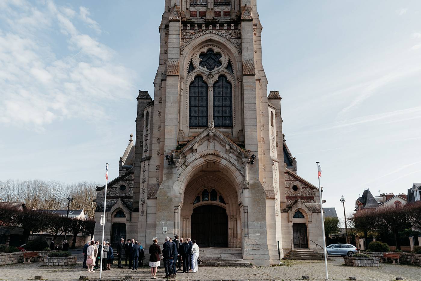 La famille se réunit devant l'église de Rambouillet dans les Yvelines