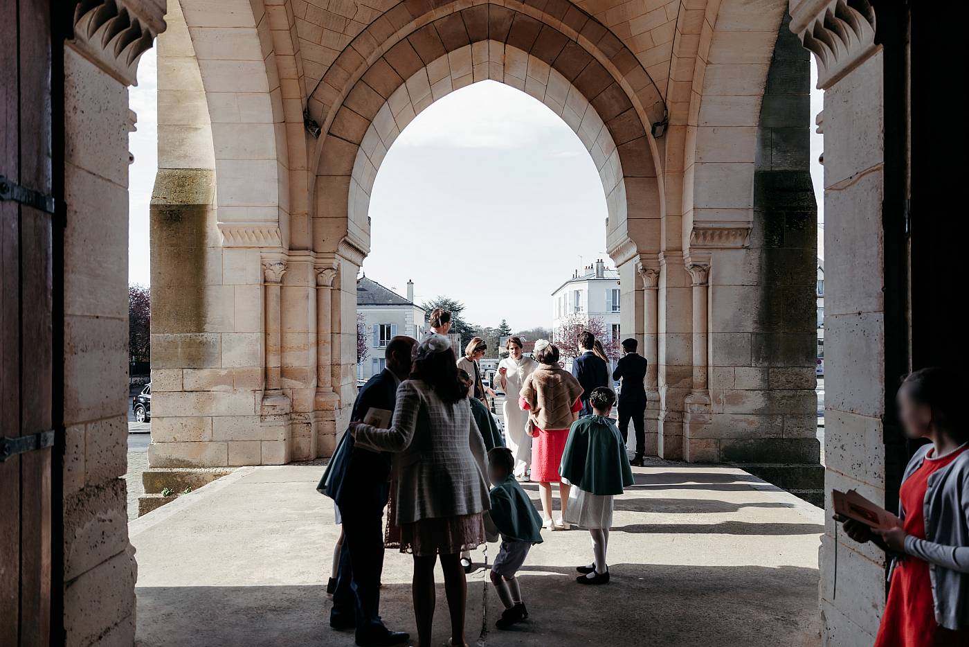 Les mariés se préparent à effectuer l'entrée dans l'église