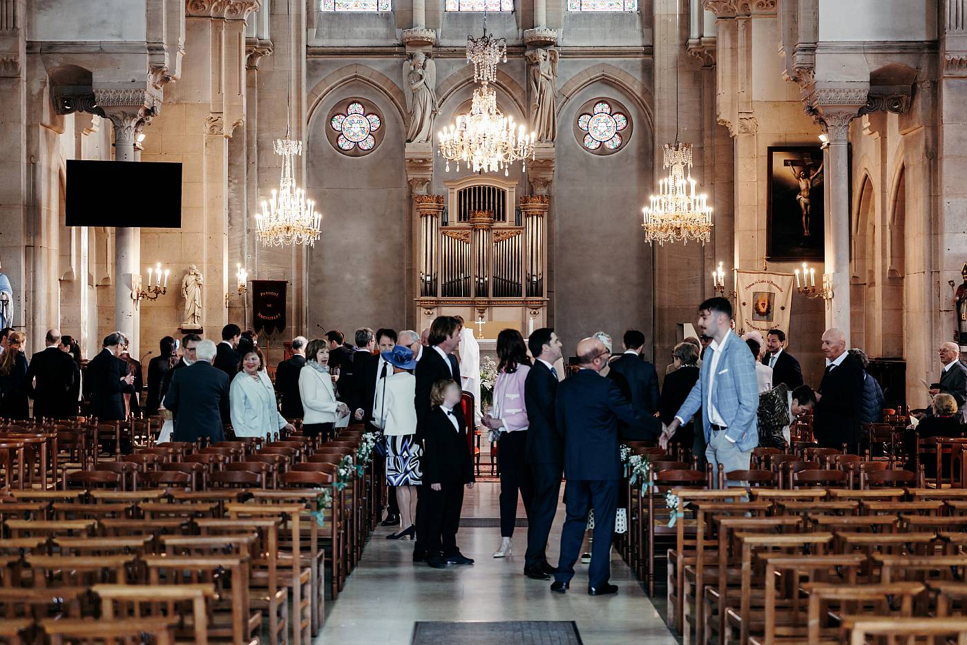 Les invités prennent place à l'intérieur de l'église