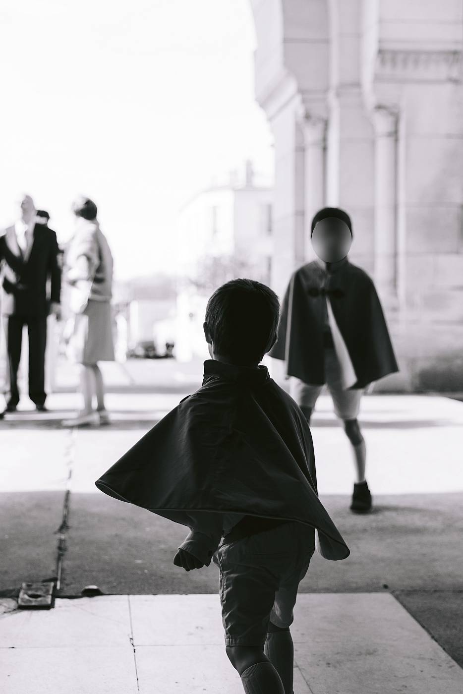 Les enfants s'amusent avant l'entrée des mariés