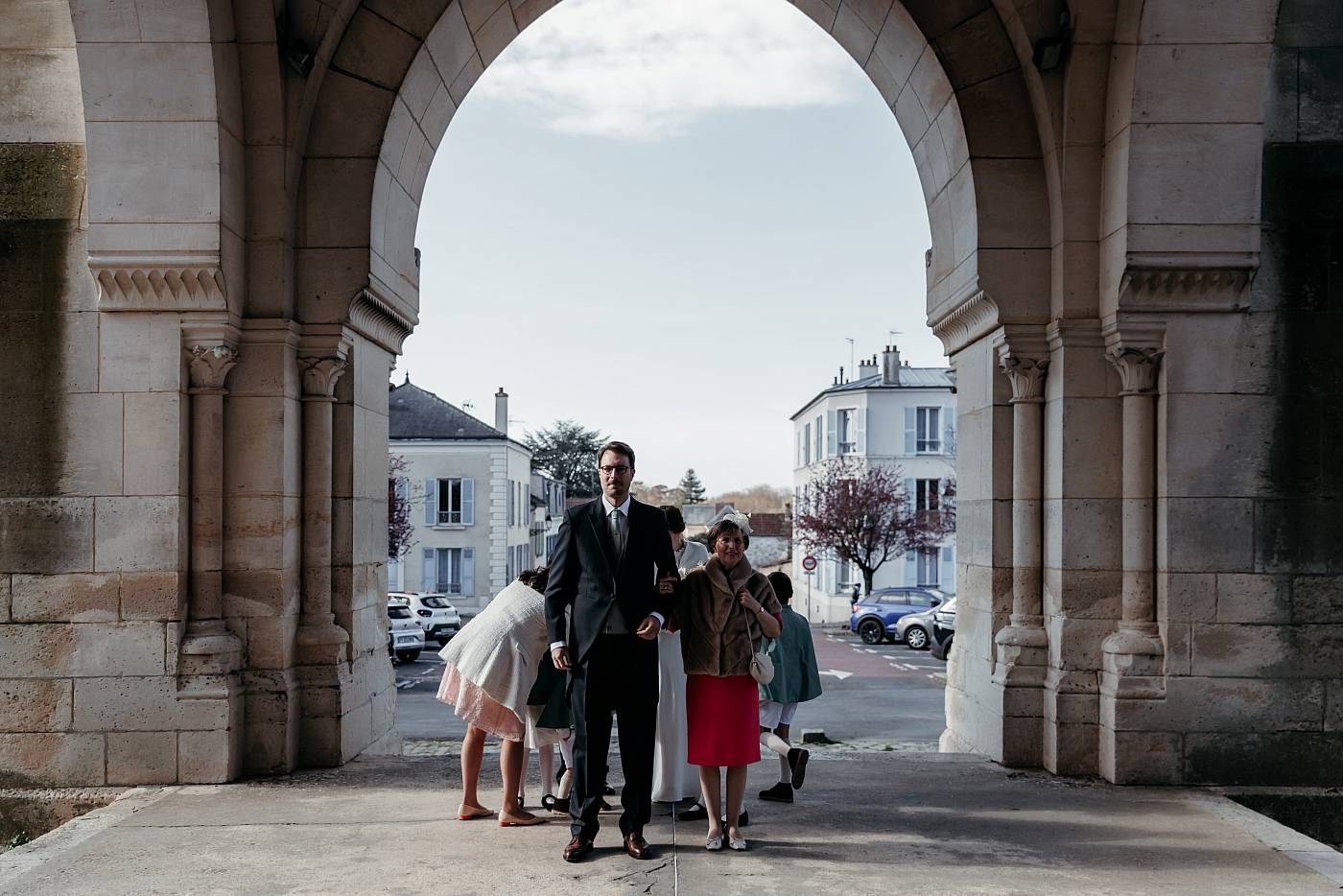 Le marié se prépare à faire son entrée