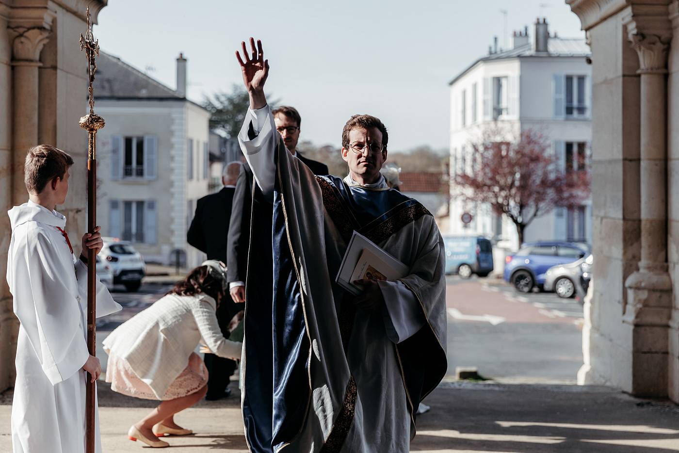 Le prête donne le signal de départ pour la cérémonie