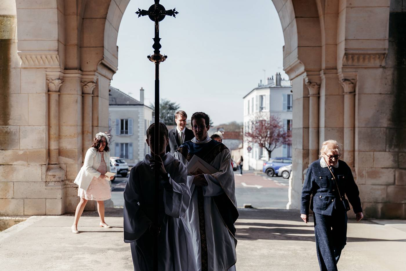 Entrée du prêtre et de l'enfant de coeur dans l'église