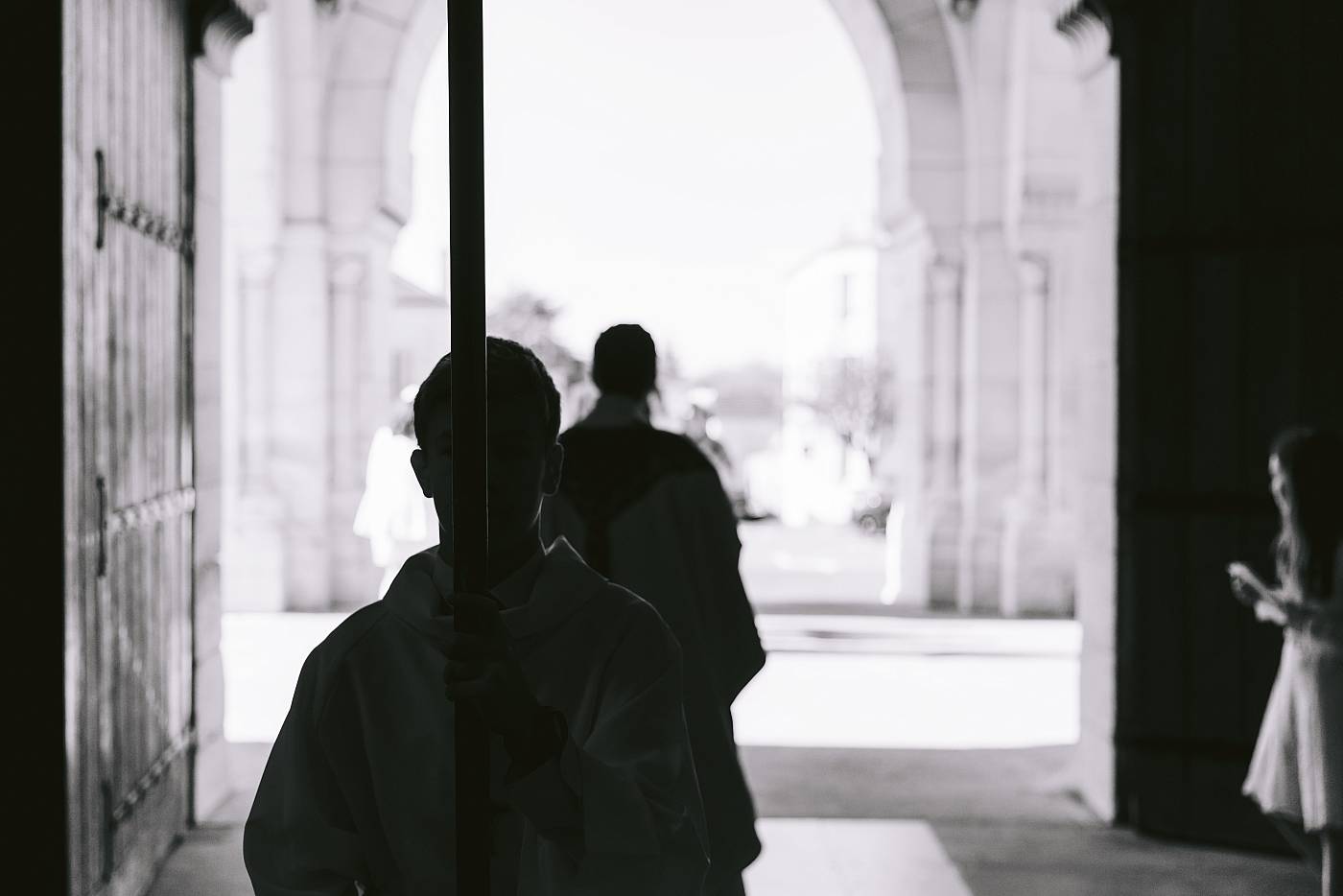 Photo en clair obscur de l'enfant de coeur à l'église de Rambouillet