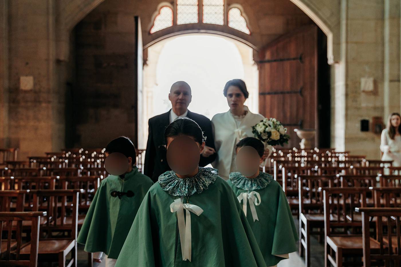 La mariée est devancée par ses demoiselles d'honneur