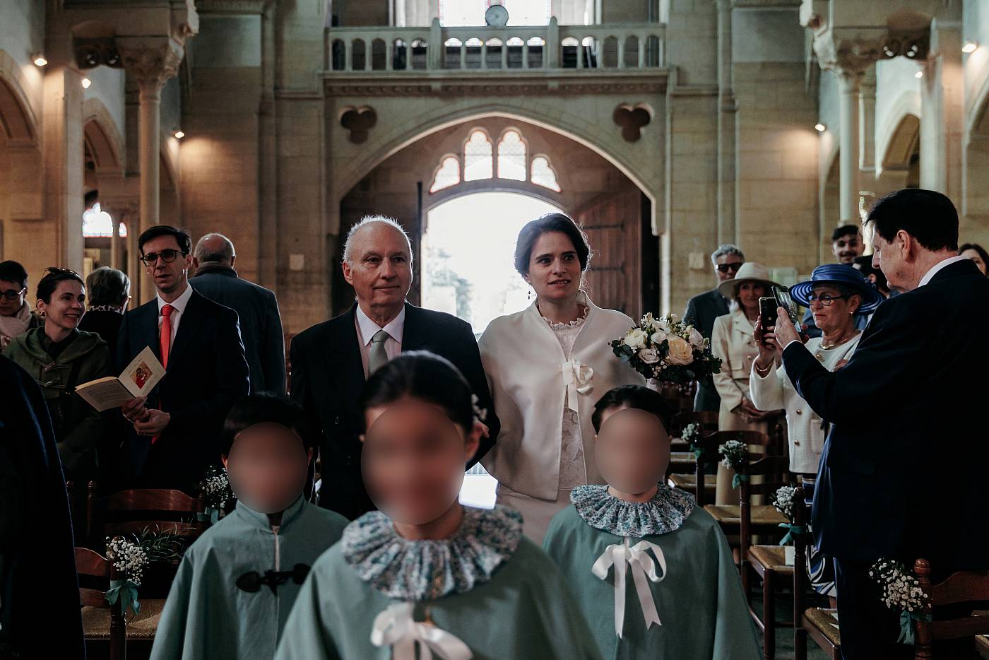 La mariée fait son entrée à l'église au bras de son père
