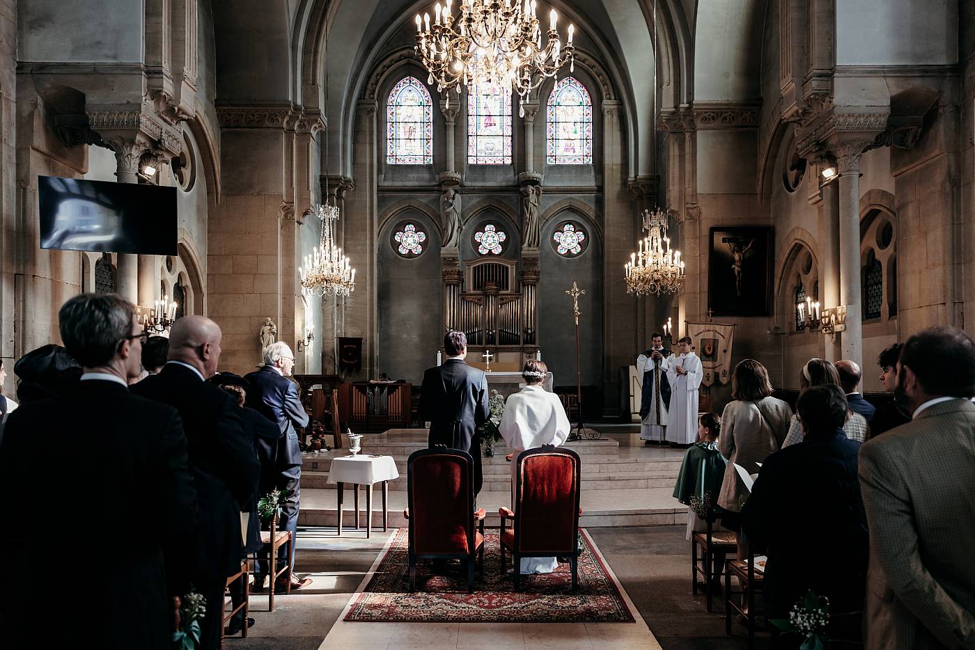 Les mariés debout dans l'église