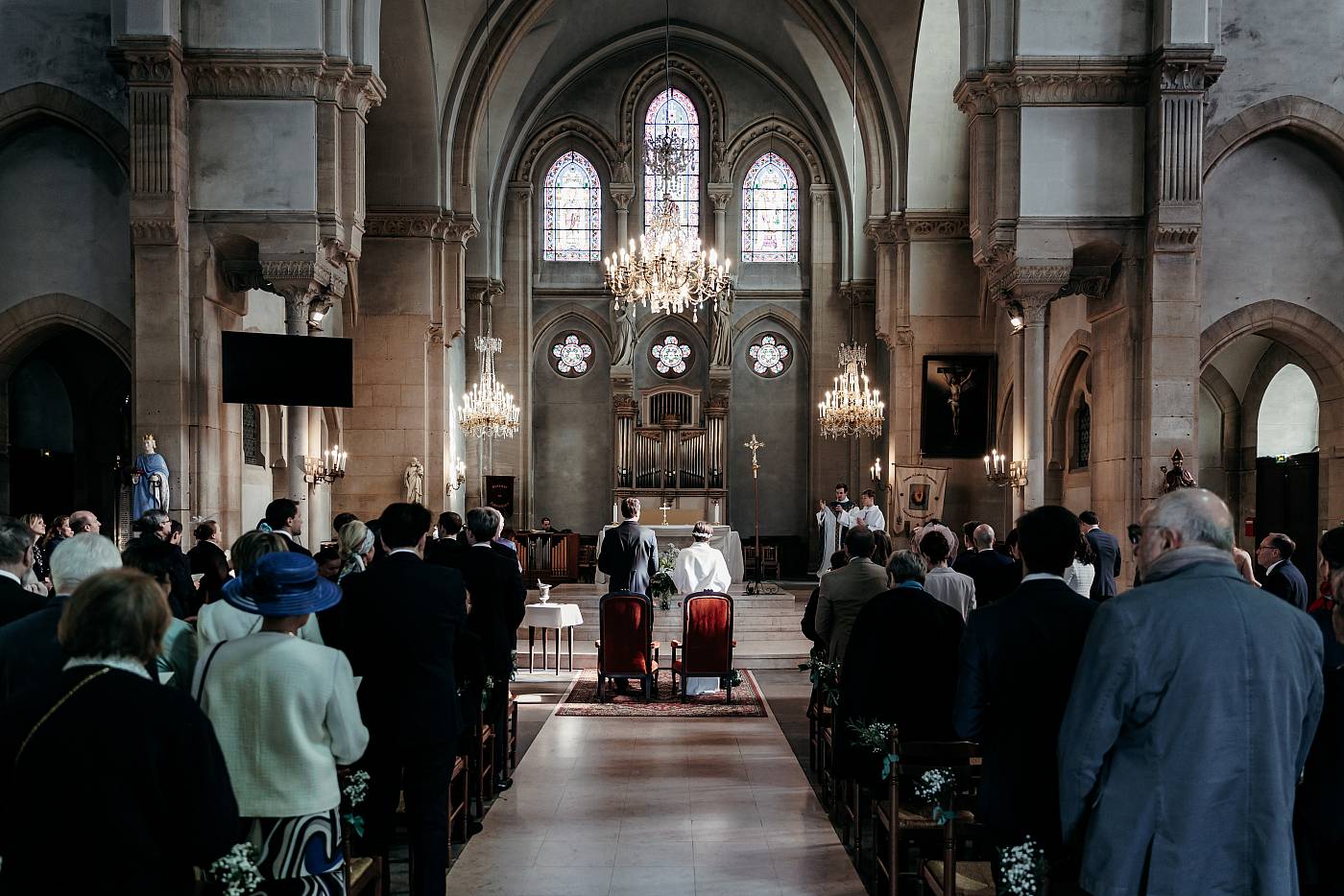 Vue de dos des mariés dans la belle église de Rambouillet
