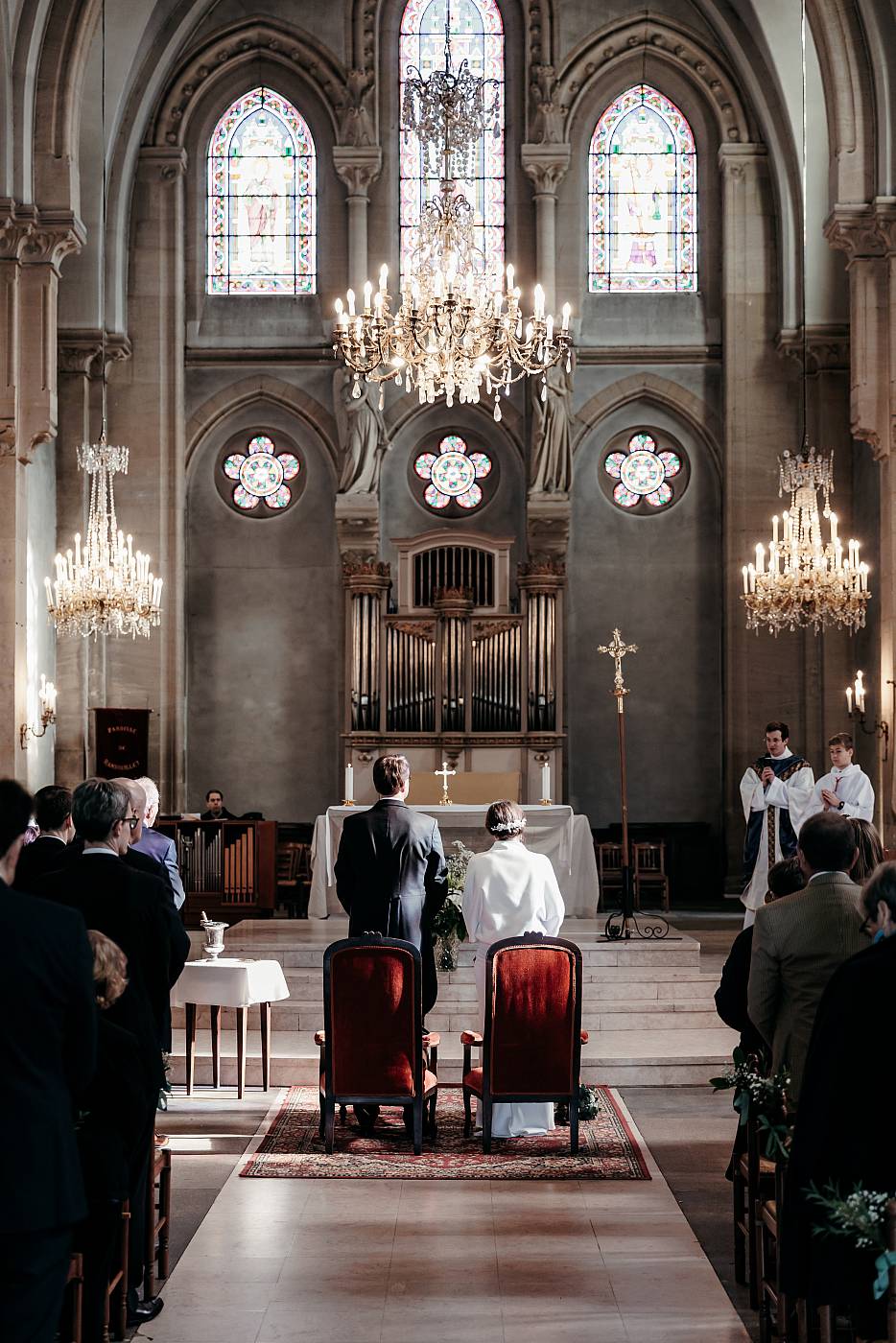 Les mariés durant la cérémonie religieuse dans l'église de Rambouillet