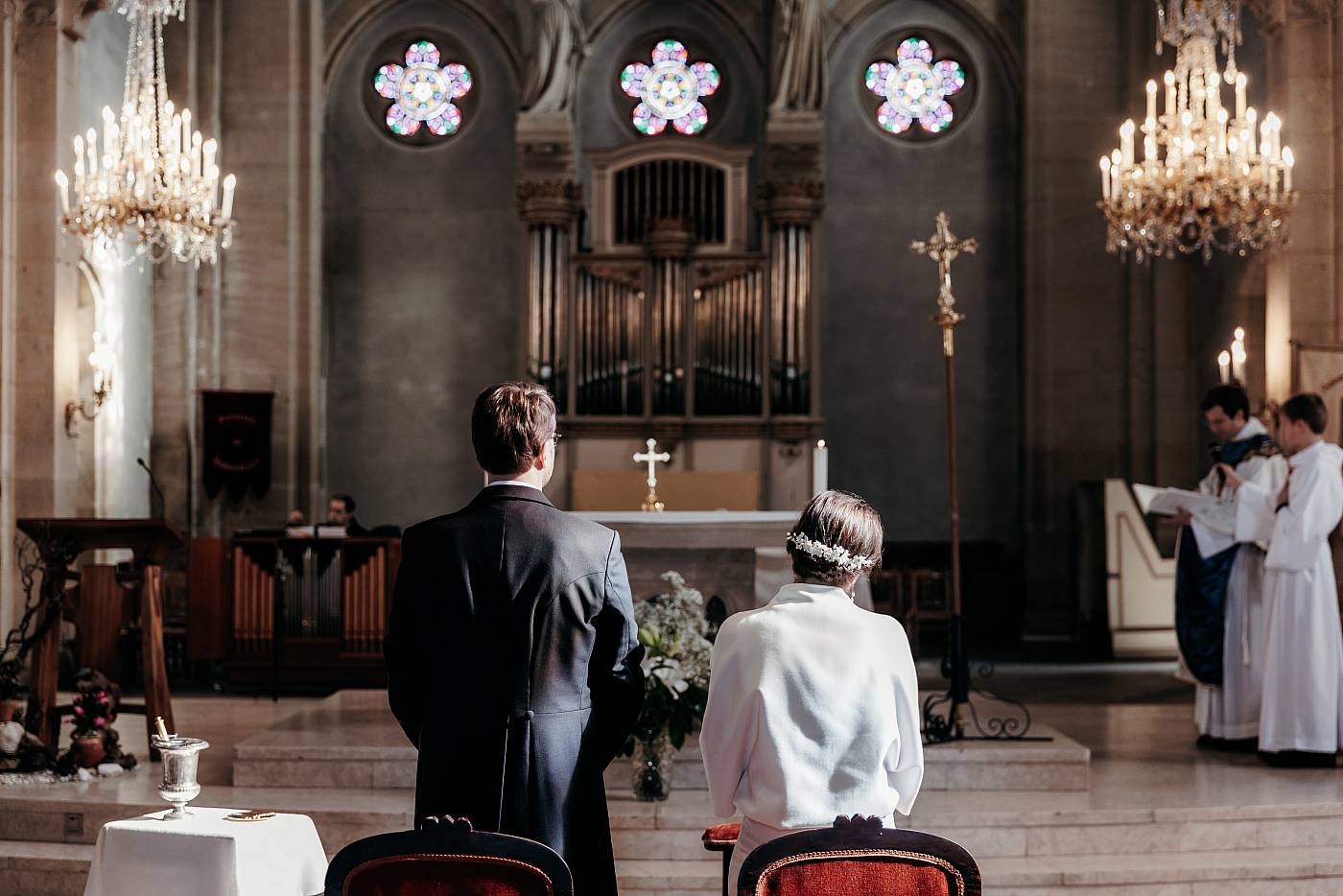 Vue des mariés de dos lors de la cérémonie religieuse dans l'église de Rambouillet
