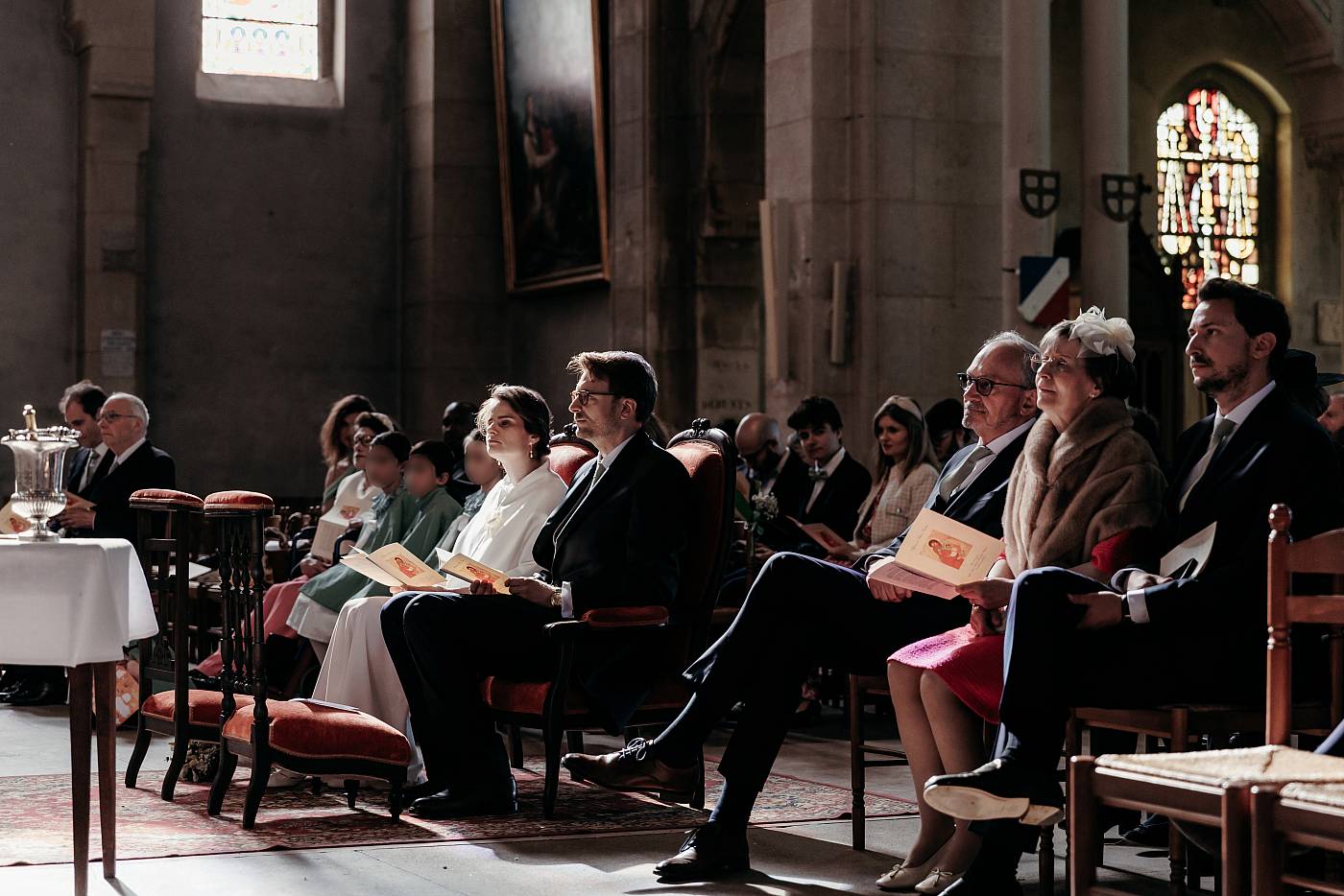 Les mariés et leurs invités durant la cérémonie religieuse dans les Yvelines