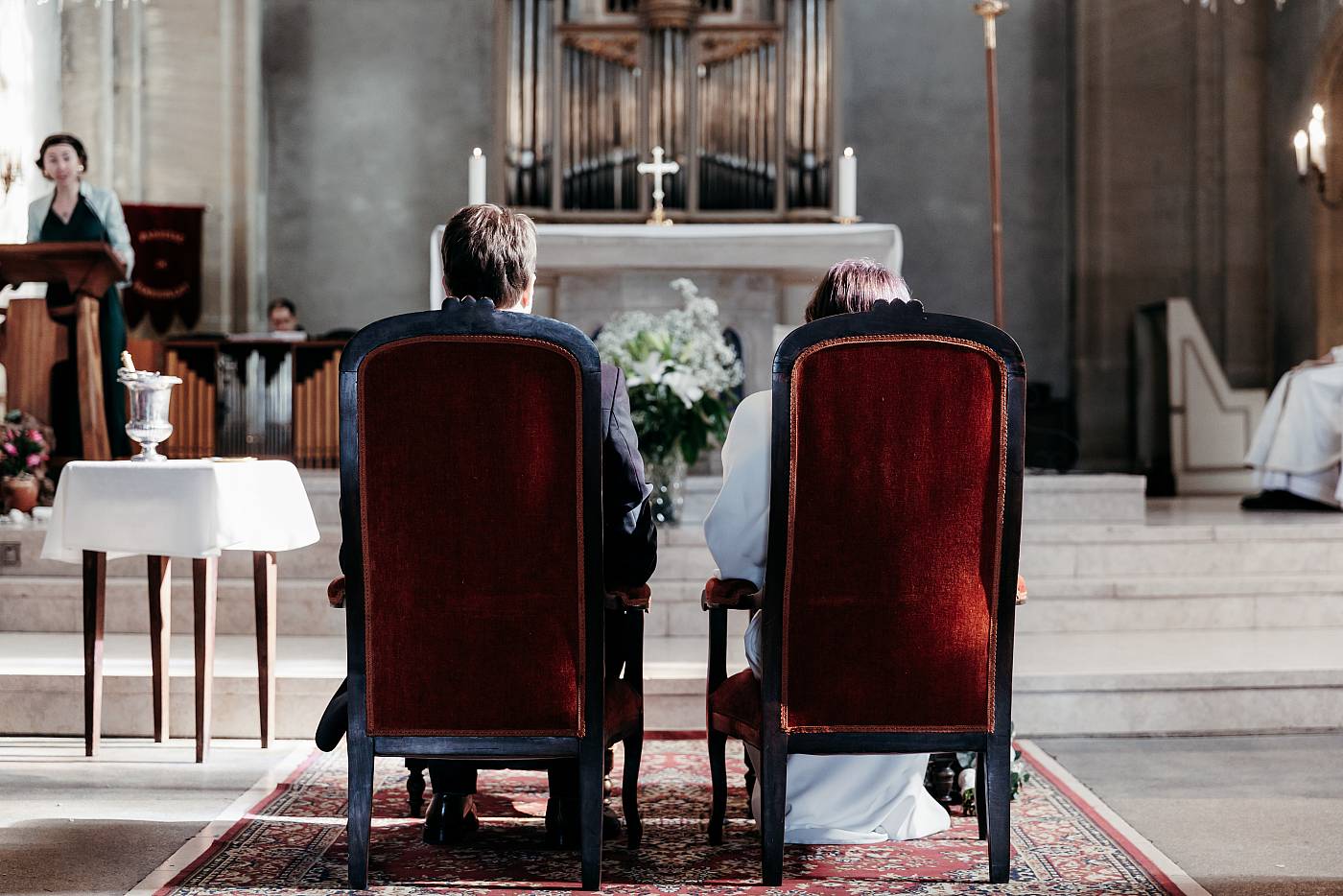 Vue de dos des mariés durant le mariage à l'église