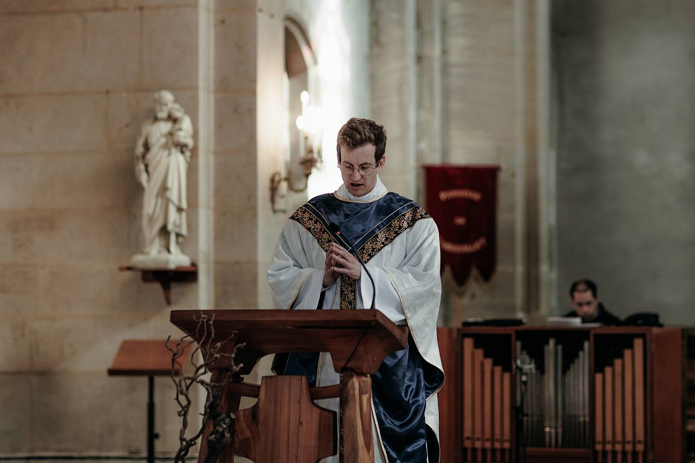 Le prête officie la cérémonie