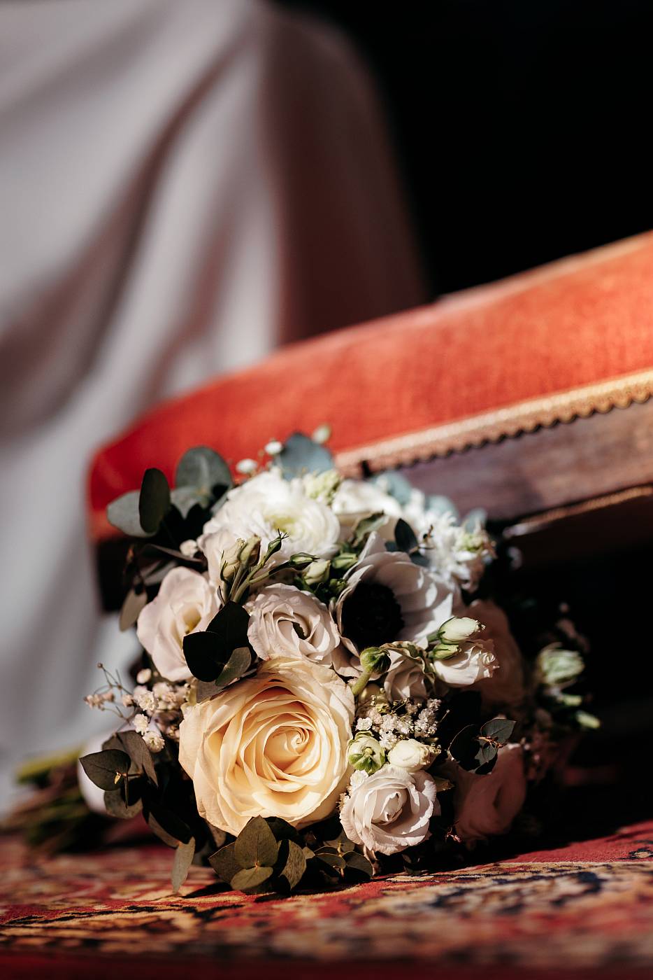 Décoration florale prêt du siège de la mariée