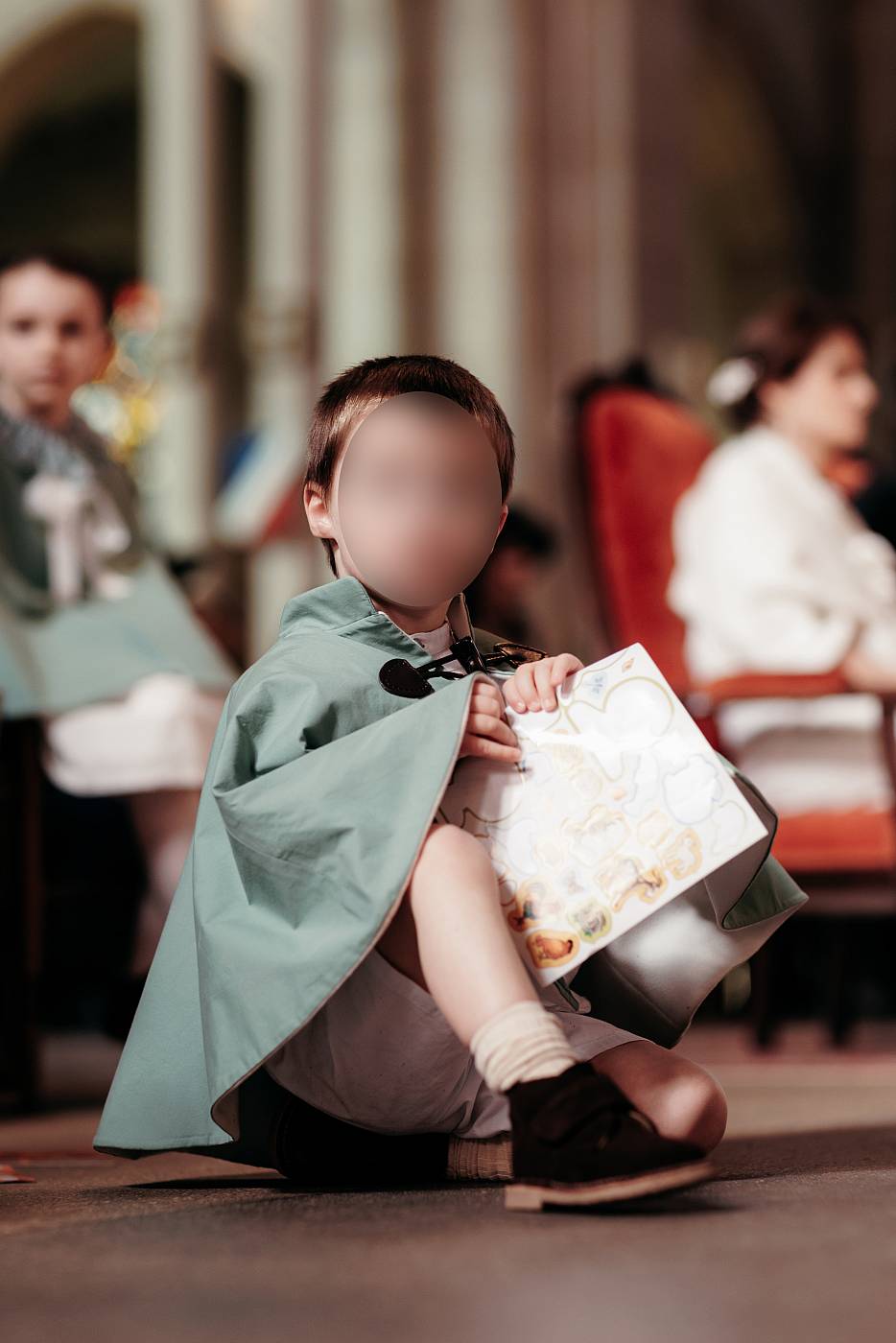 Un enfant durant la cérémonie à l'église