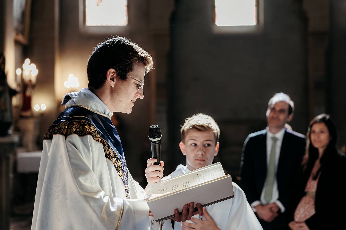 Le prête accompagne les mariés lors de l'échange des voeux
